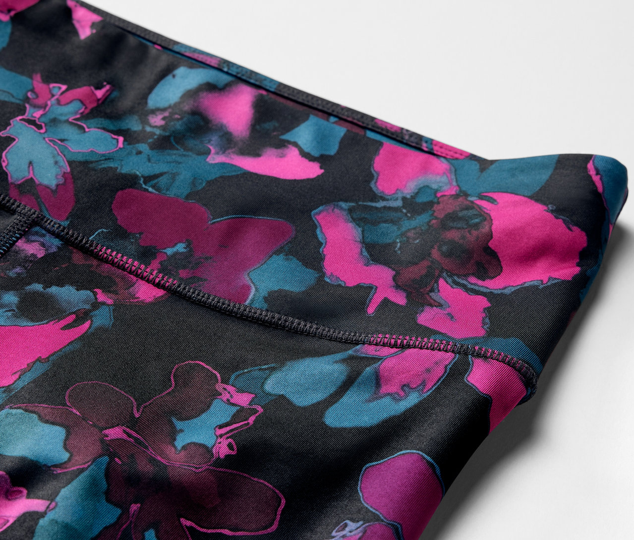 Détail d'un legging de sport avec un motif floral.