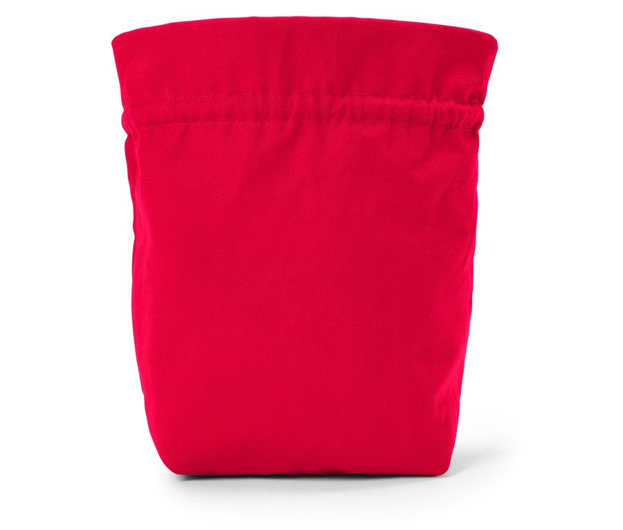 Un sac en tissu rouge avec cordon de serrage sur fond blanc.