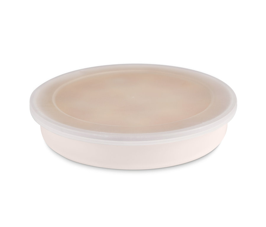 Un moule à tarte émaillé avec un couvercle transparent.
