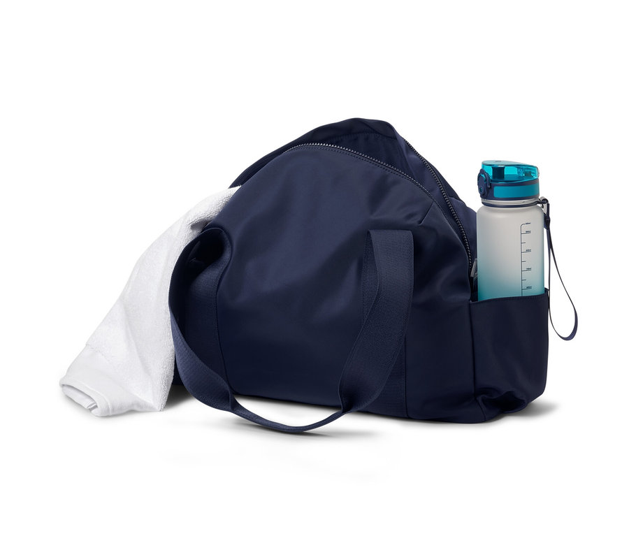 Un sac de sport bleu marine avec une serviette et une bouteille d'eau.