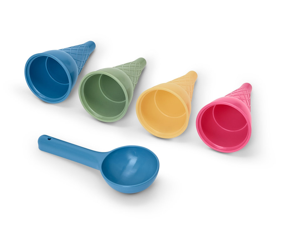 Quatre moules à glace pour sable (bleu, vert, jaune et rose) et une pelle bleue sur fond blanc.