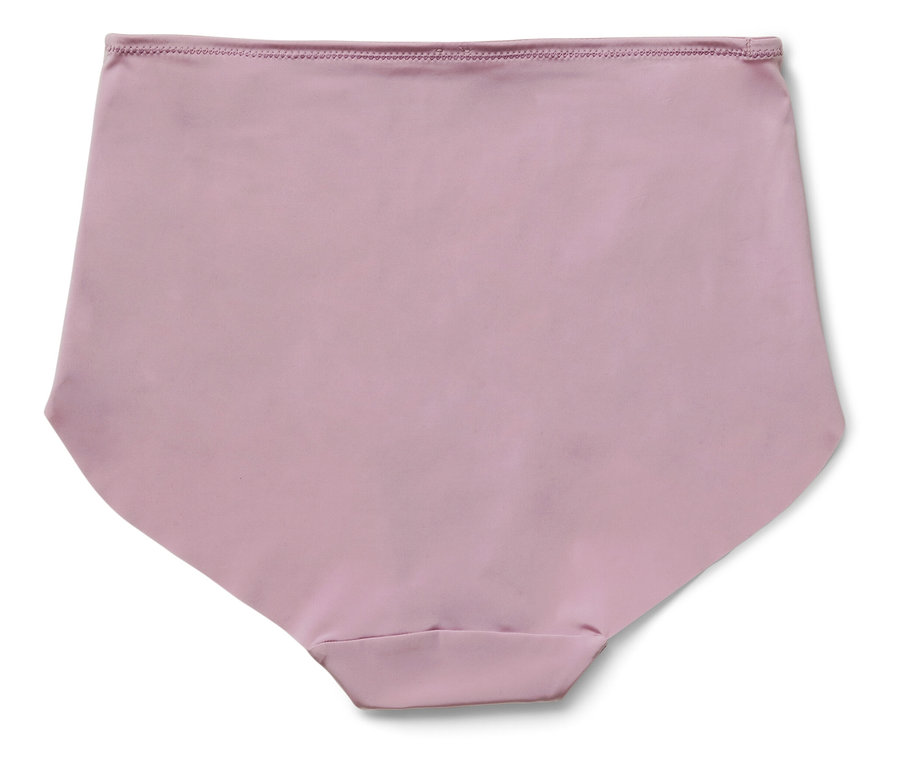 Culotte rose sur fond blanc.
