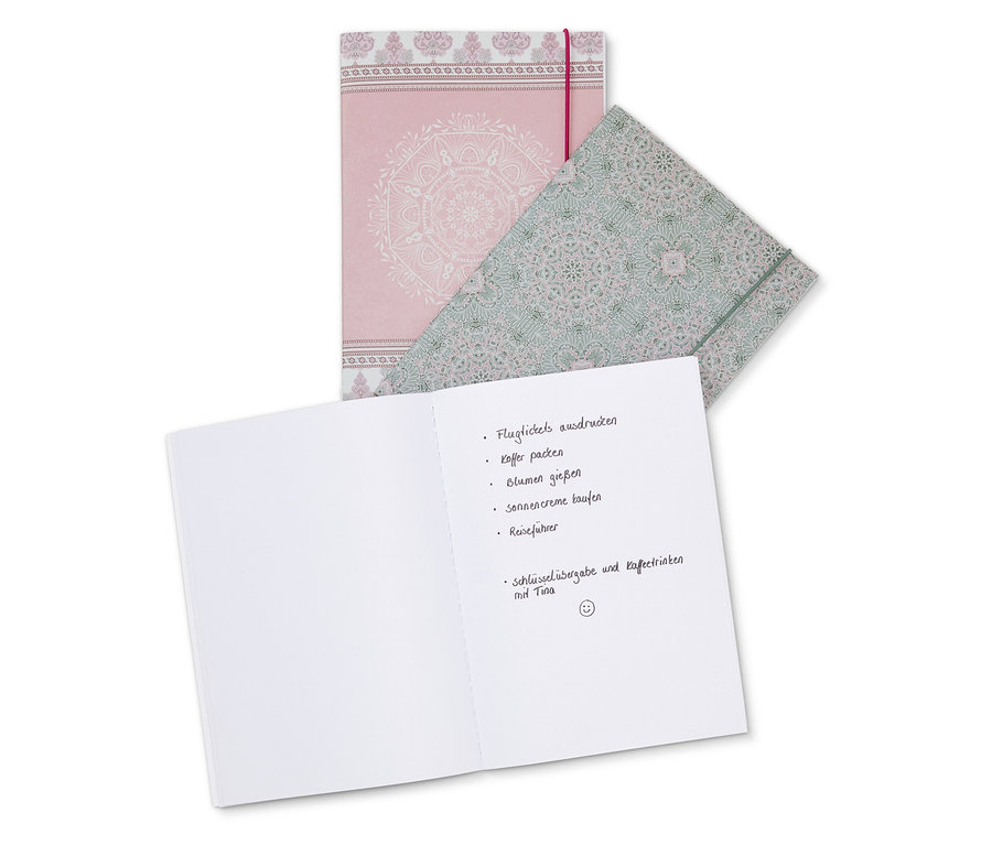 Trois carnets avec différents motifs sont représentés. L'un des carnets est ouvert et montre une liste de choses à faire.