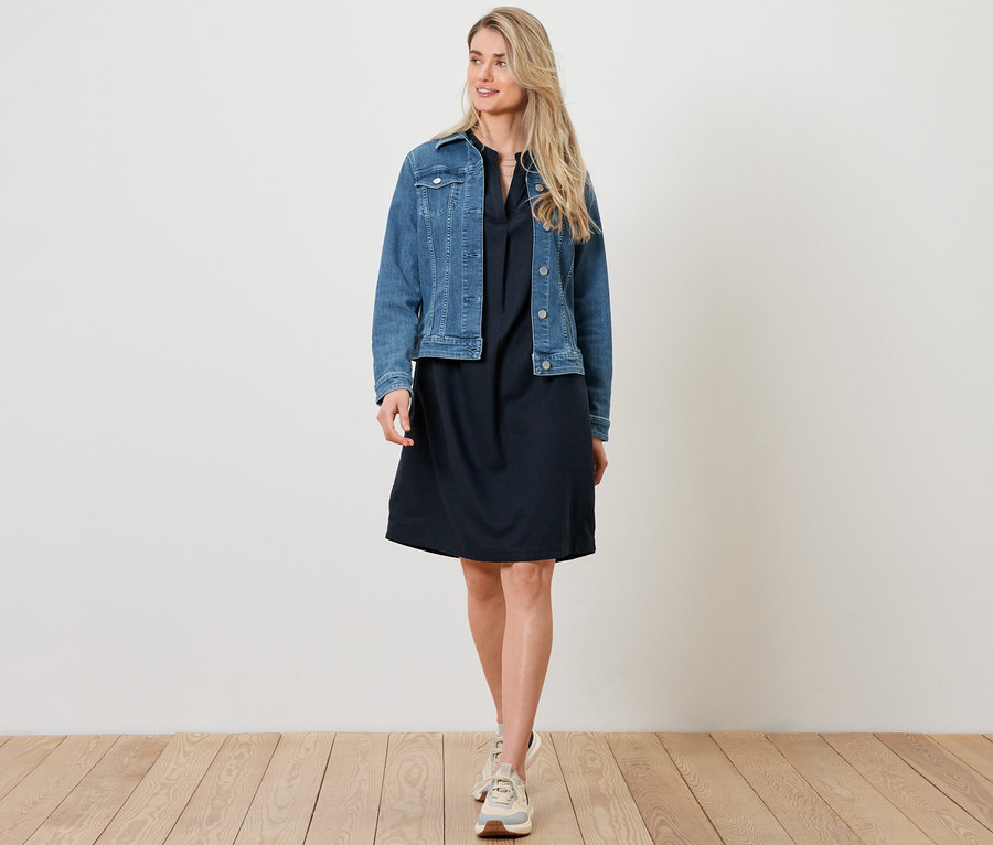 Femme portant une veste en jean et une robe en lin.