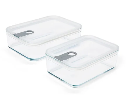 Deux récipients rectangulaires en verre transparent avec des couvercles gris sur un fond blanc.
