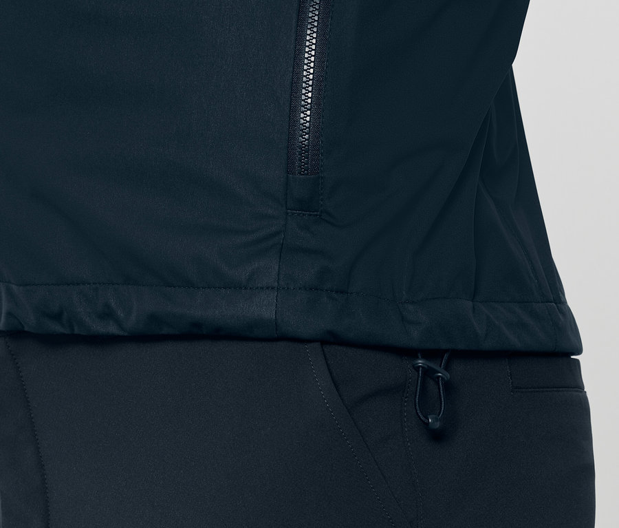 Détail d'une veste softshell et d'un pantalon.