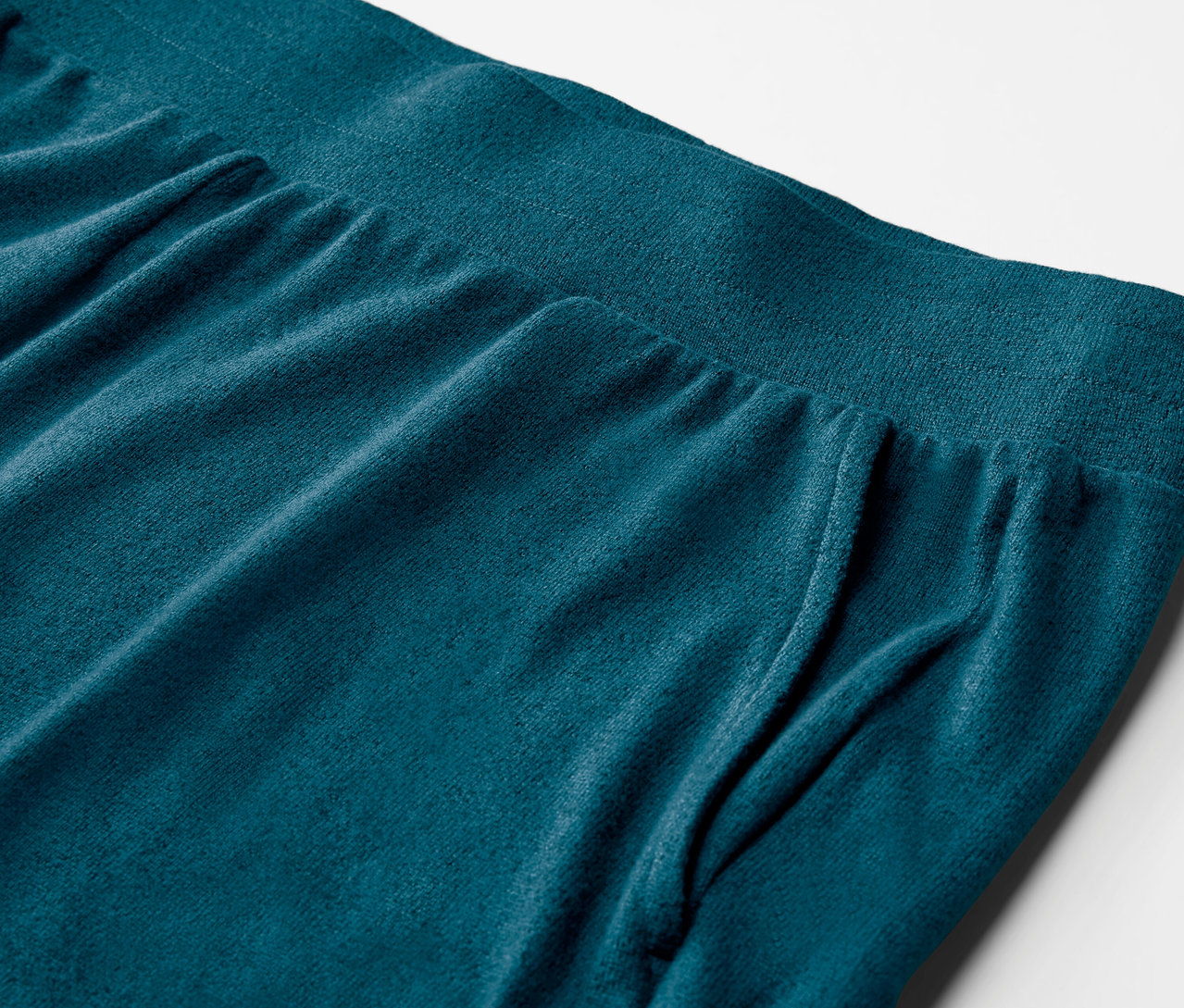 Gros plan sur un pantalon de sport ultra-doux de couleur turquoise.