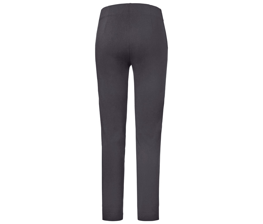 Gros plan sur l'arrière d'un pantalon stretch noir.
