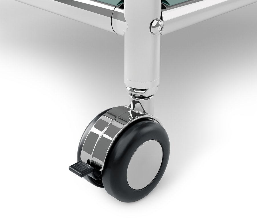 Gros plan sur une roulette chromée de chariot avec frein noir sur fond blanc.