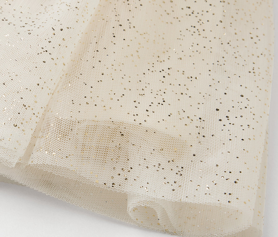 Gros plan sur une couche de tulle scintillante.