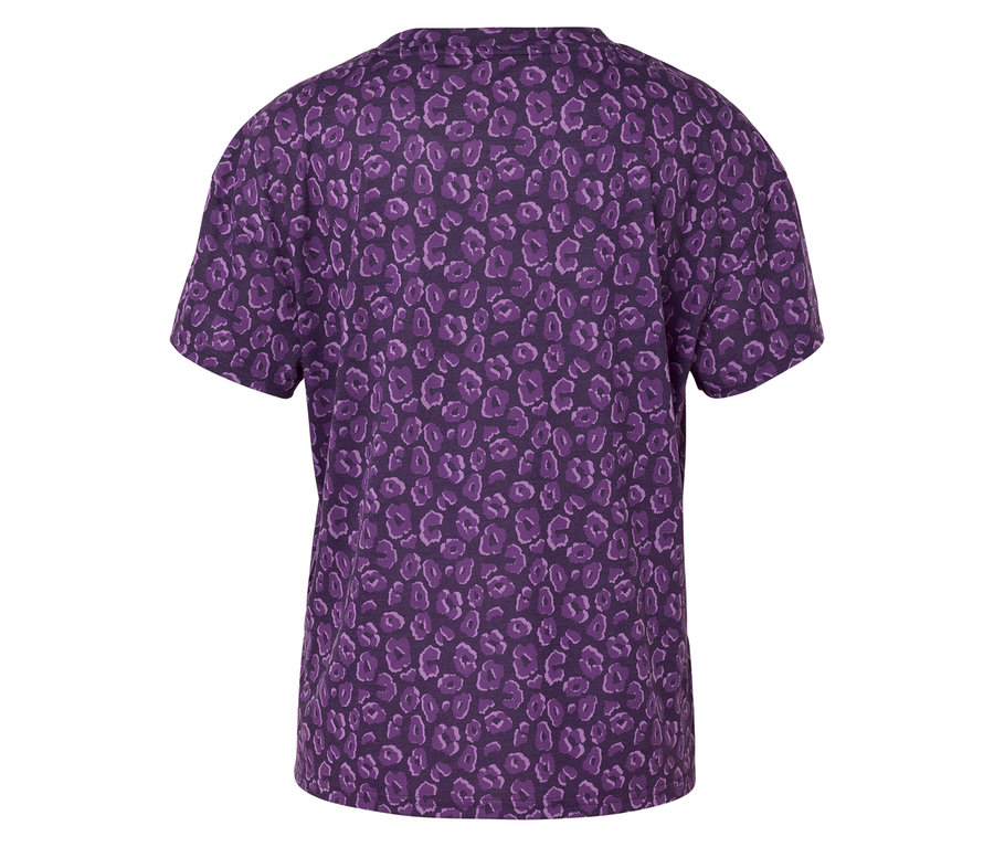 Gros plan sur un t-shirt violet à motif léopard.