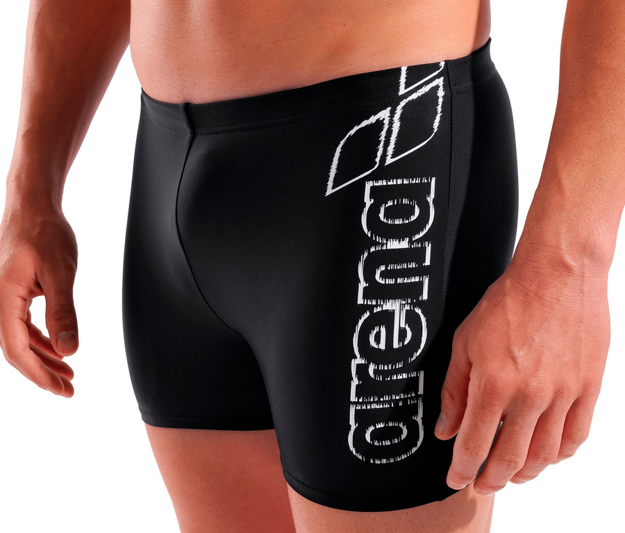 Un homme pose en maillot de bain arena Scratchy noir.