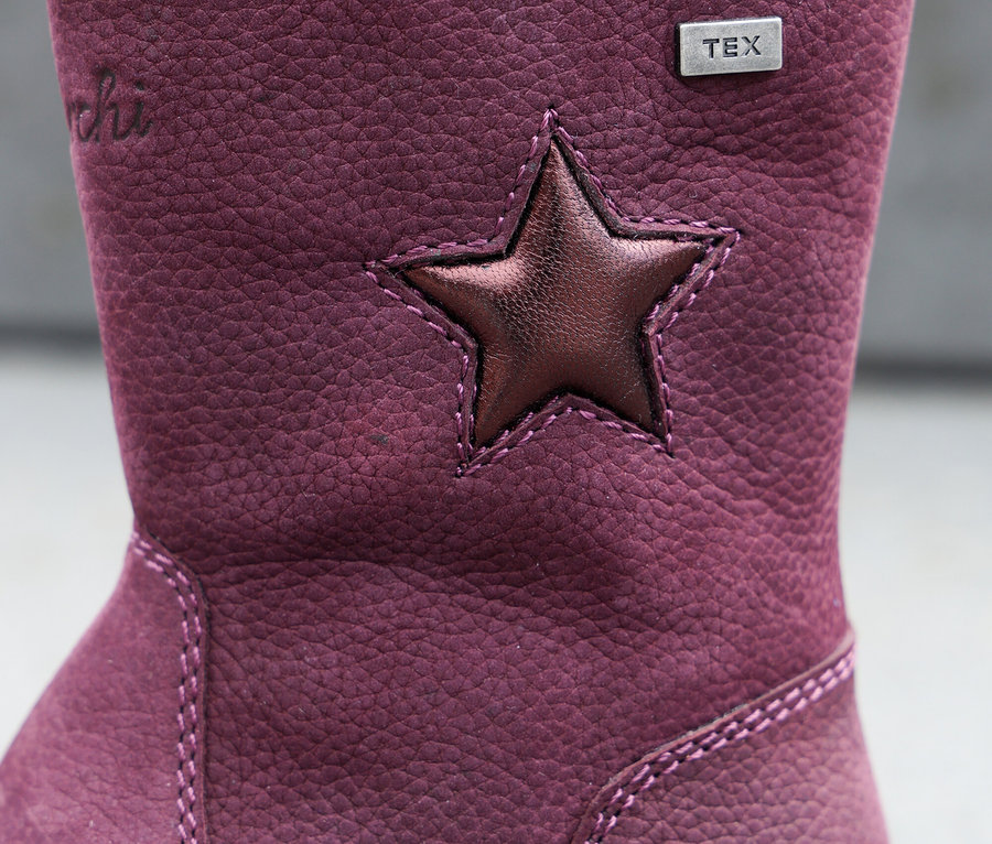 Gros plan d'une botte violette LURCHI »Romisha-TEX« avec une étoile et une étiquette TEX.