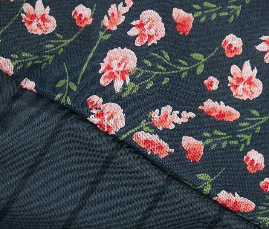 Détail d'une parure de lit en renforcé de taille normale avec motif floral et rayé.