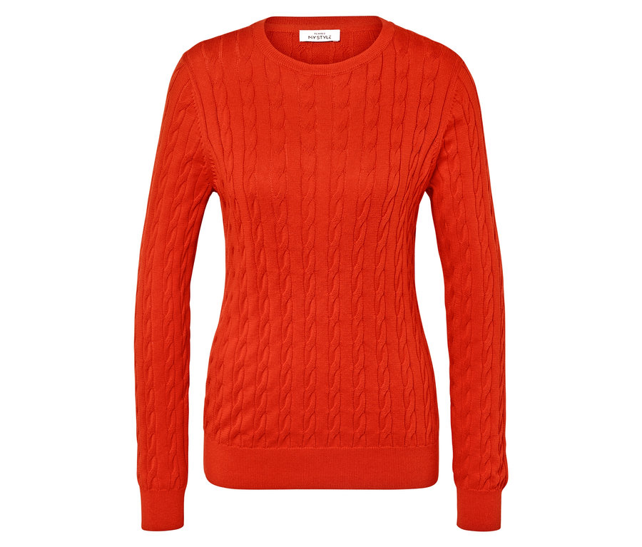 Pull orange en tricot à manches longues.