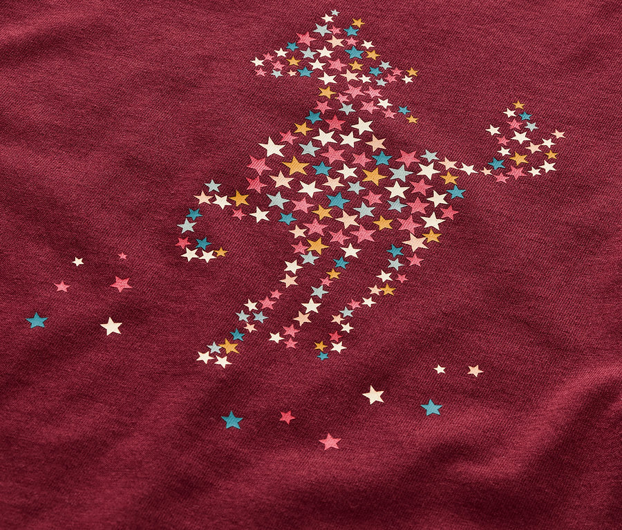 Gros plan sur un pyjama pour enfant orné d'un motif de cheval composé d'étoiles.