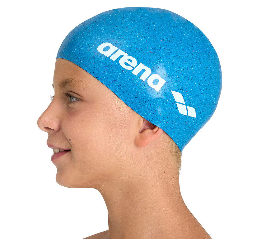 Profil d'un enfant portant un bonnet de bain arena Junior en silicone bleu.