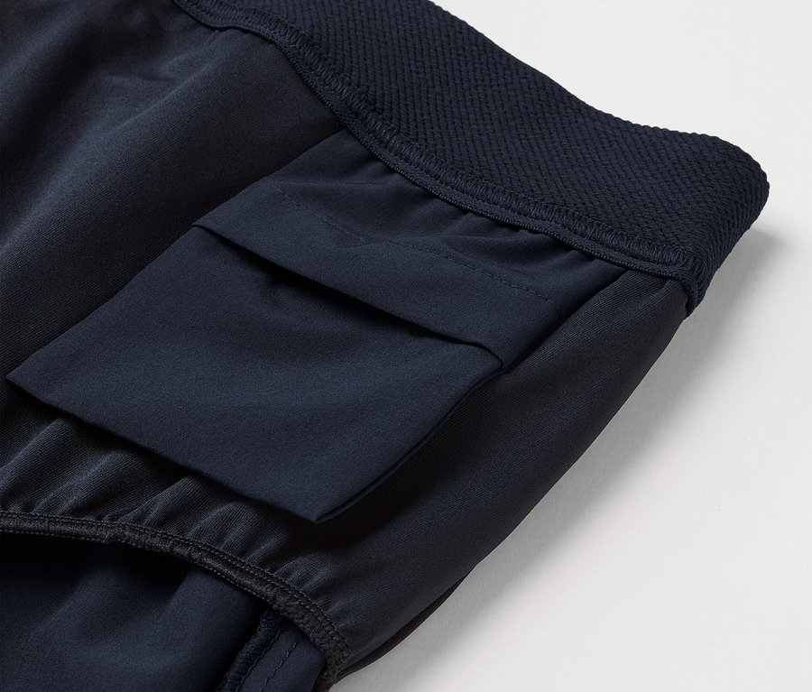 Gros plan sur un short bleu marine avec une poche.