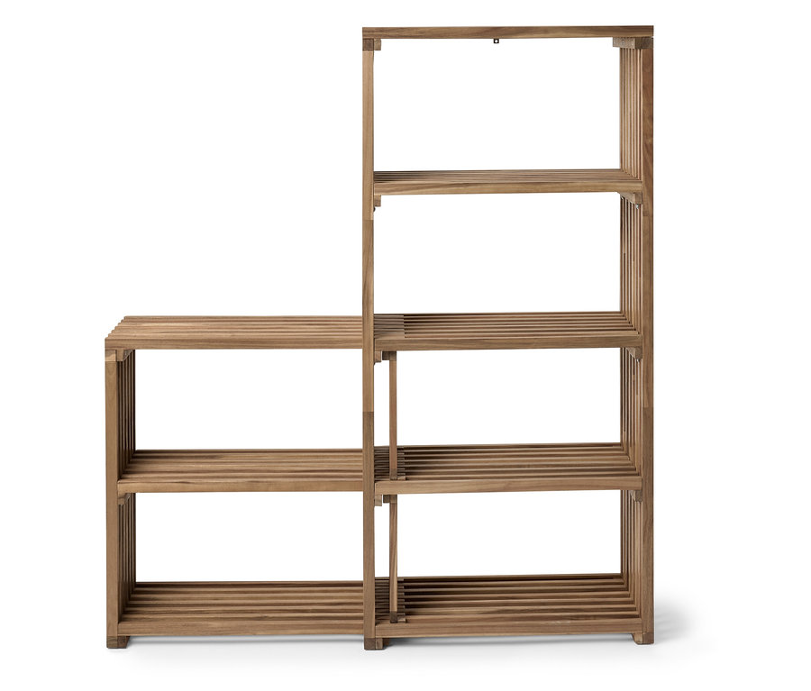 Étagère en bois avec quatre étagères sur le côté droit et deux étagères sur le côté gauche.