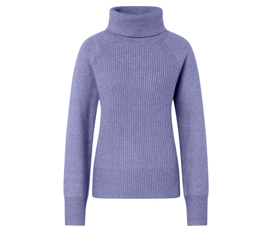 Gros plan d'un pull col roulé lilas chiné.
