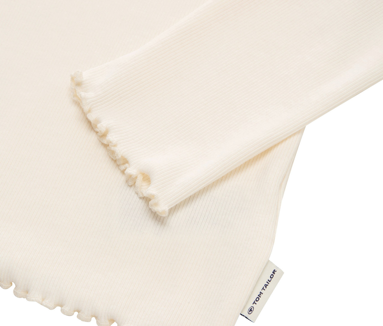 Détail d'un t-shirt à manches longues côtelé couleur crème avec un bord à volants et une étiquette Tom Tailor.