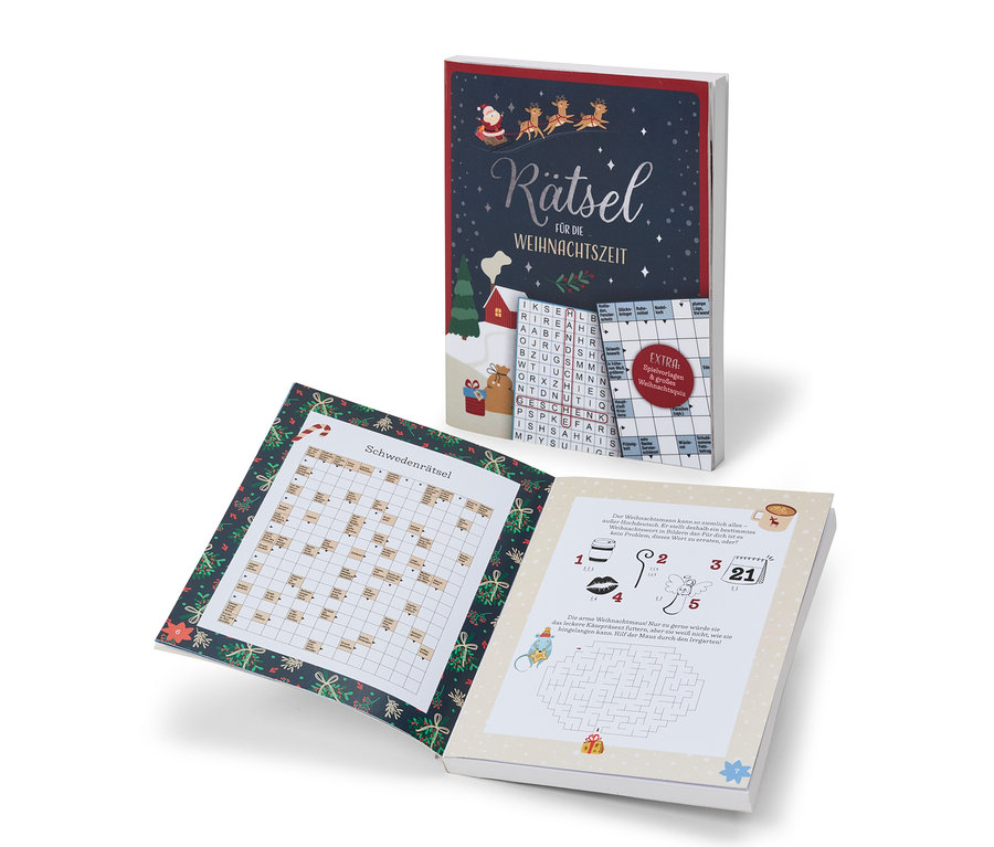 Trois livres sur le thème de Noël sont présentés, un fermé et deux ouverts.