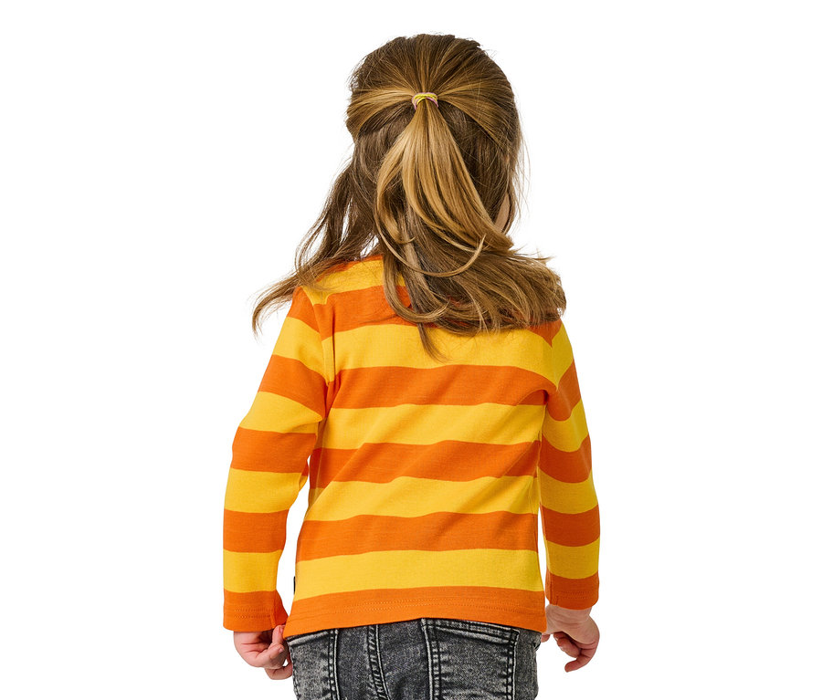 Vue de dos d'une fillette aux cheveux bruns attachés en queue de cheval, portant un t-shirt à manches longues rayé jaune et orange et un jean.