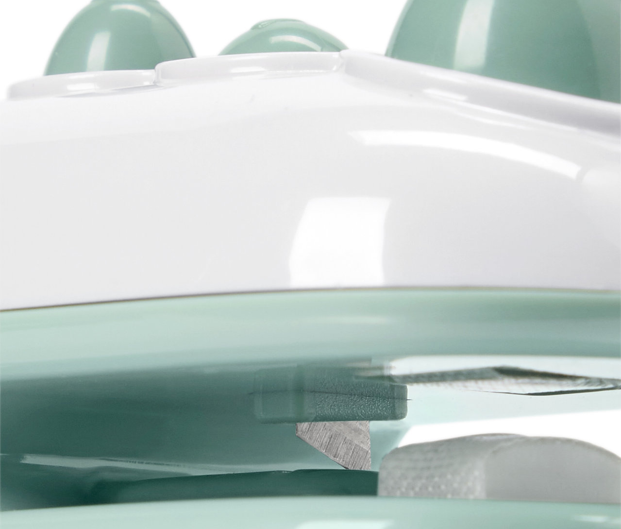 Vue détaillée d'un appareil de massage blanc et vert clair.