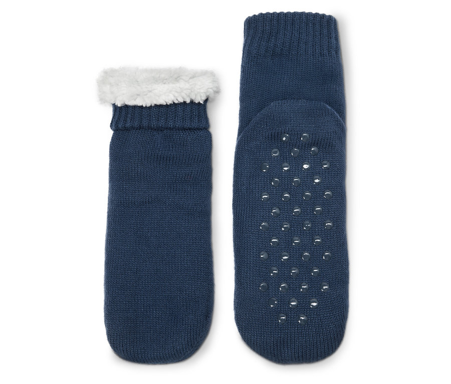 Deux chaussettes bleu marine, une bordée de fausse fourrure blanche, l'autre avec une semelle antidérapante.