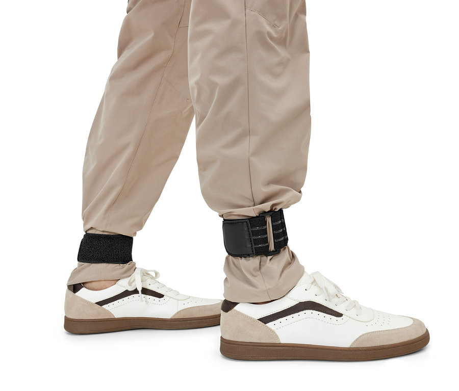 Pantalon serré par 6 sangles de fixation élastiques sur les chaussures.