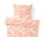 Vue de dessus d'une parure de lit en renforcé abricot de taille standard avec un motif floral blanc.