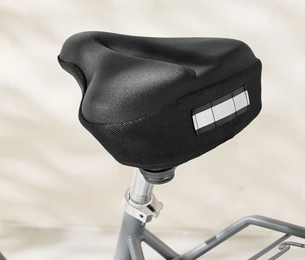 Gros plan d'une housse de selle noire en mousse à mémoire de forme sur un vélo.