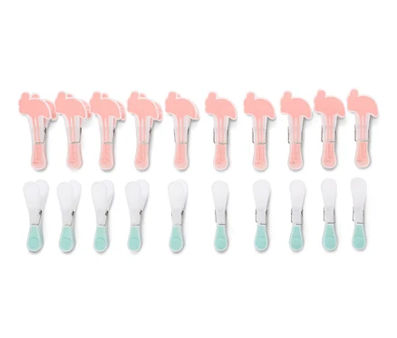 Deux rangées de 20 pinces à linge. Rangée supérieure rose avec des flamants roses, rangée inférieure blanche avec du turquoise.