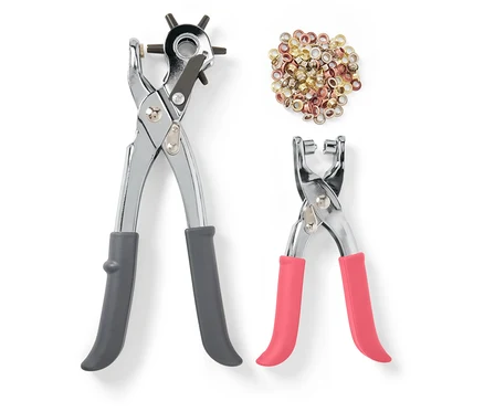Deux pinces à perforer et des rivets sur fond blanc.