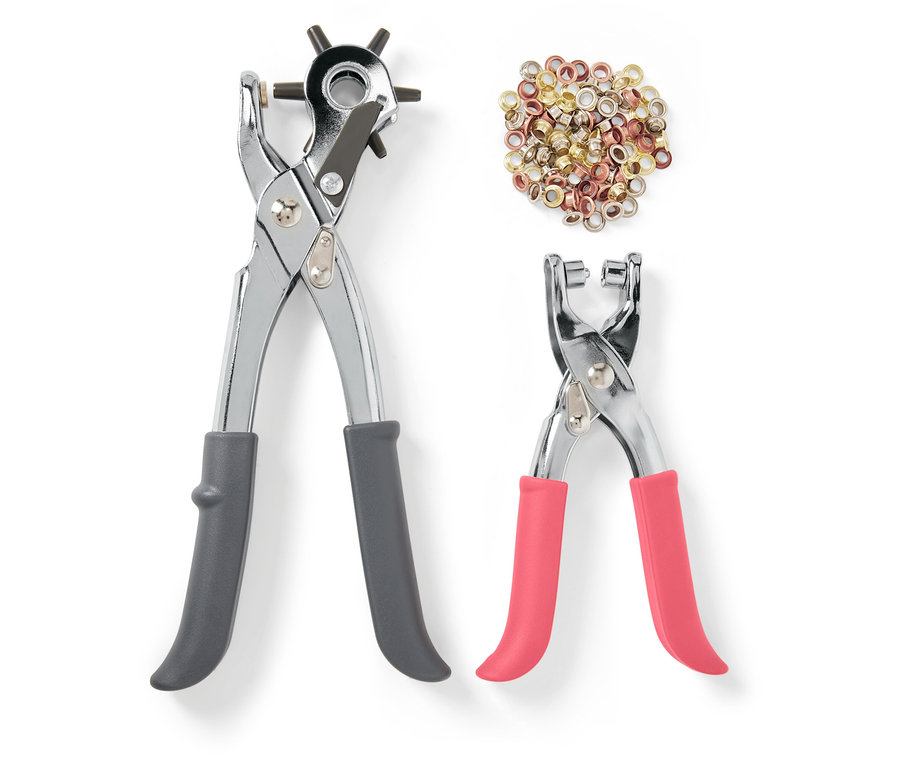 Deux pinces à perforer et des rivets sur fond blanc.