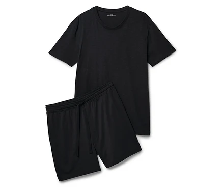 Un t-shirt noir et un short sont posés sur un fond blanc.