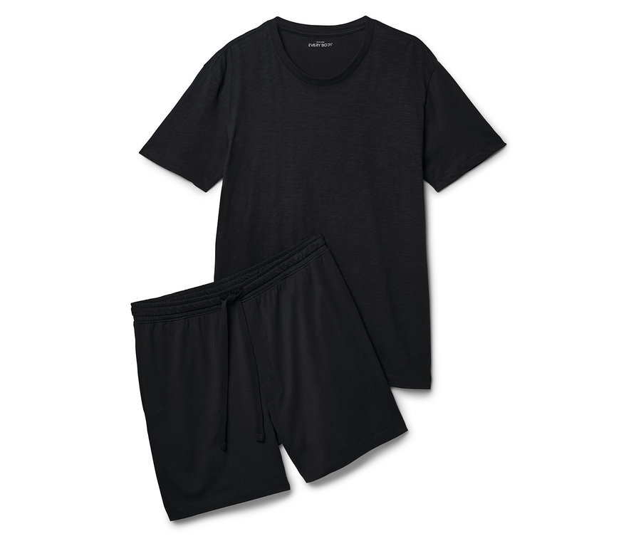 Un t-shirt noir et un short sont posés sur un fond blanc.