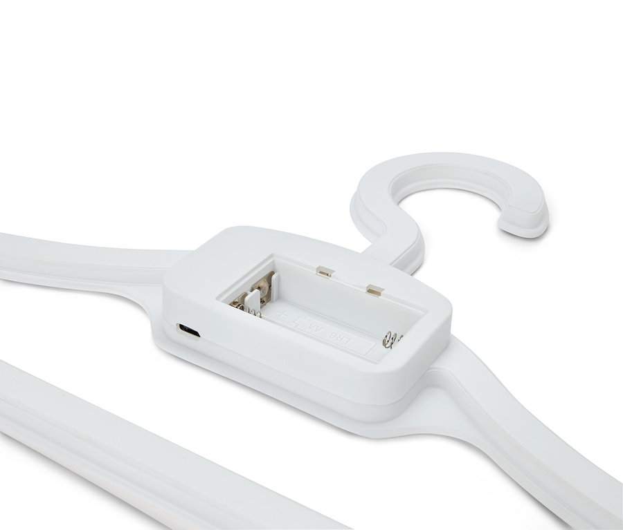 Gros plan d'un cintre blanc avec un compartiment à piles ouvert pour deux piles AA.