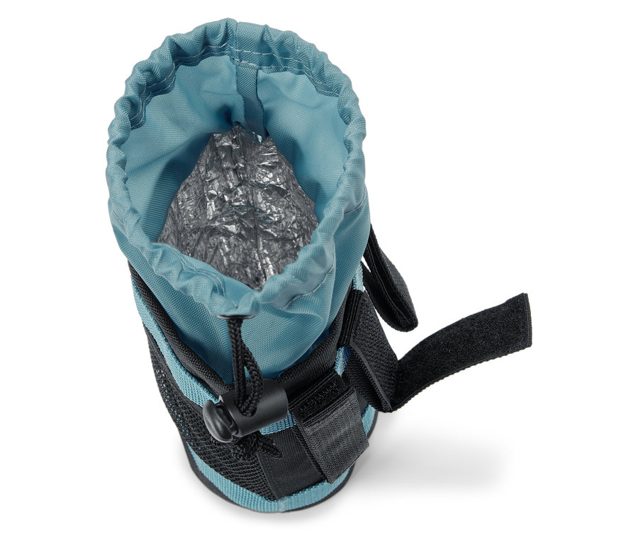 Un sac à friandises ouvert bleu clair avec un filet noir et un contenu argenté se dresse sur un fond blanc.
