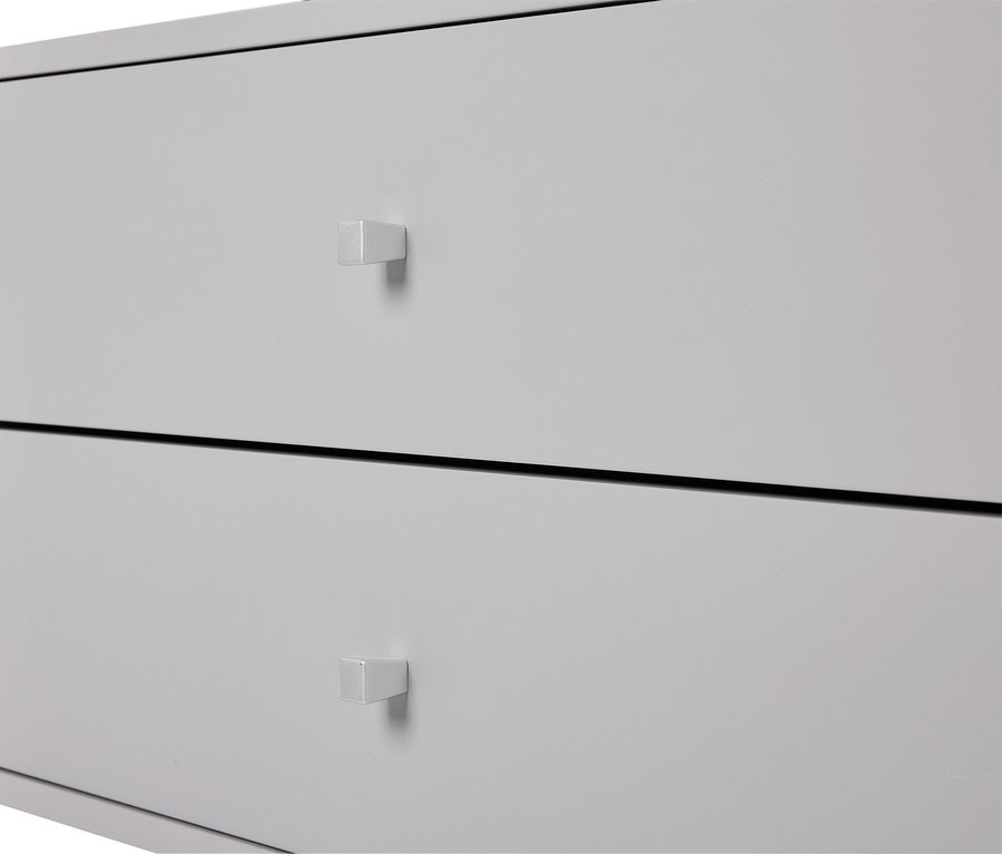 Gros plan d'une commode grise à deux tiroirs avec des poignées carrées.