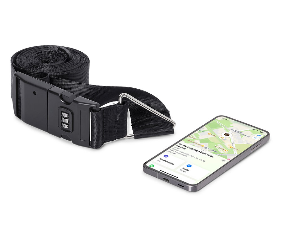 Une sangle de bagage noire avec un cadenas à combinaison à côté d'un smartphone affichant une application de cartographie.