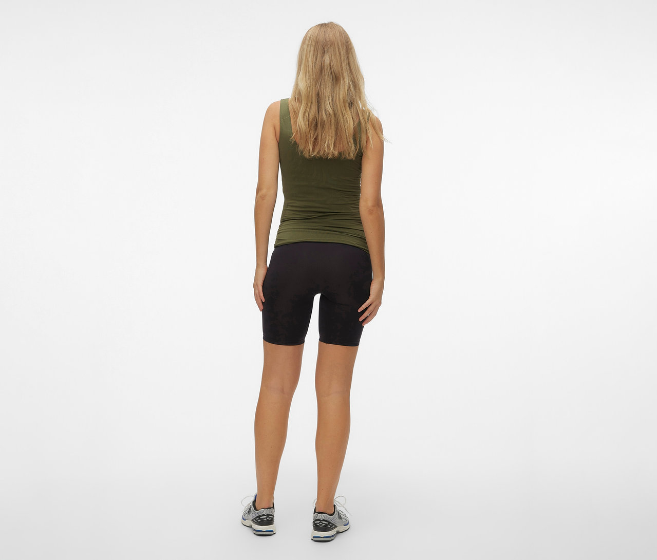 Vue arrière d'une femme portant un débardeur vert olive et un Skinny Shorts MAMALICIOUS «
MLTIA JEANNE
», mellow buff noir.