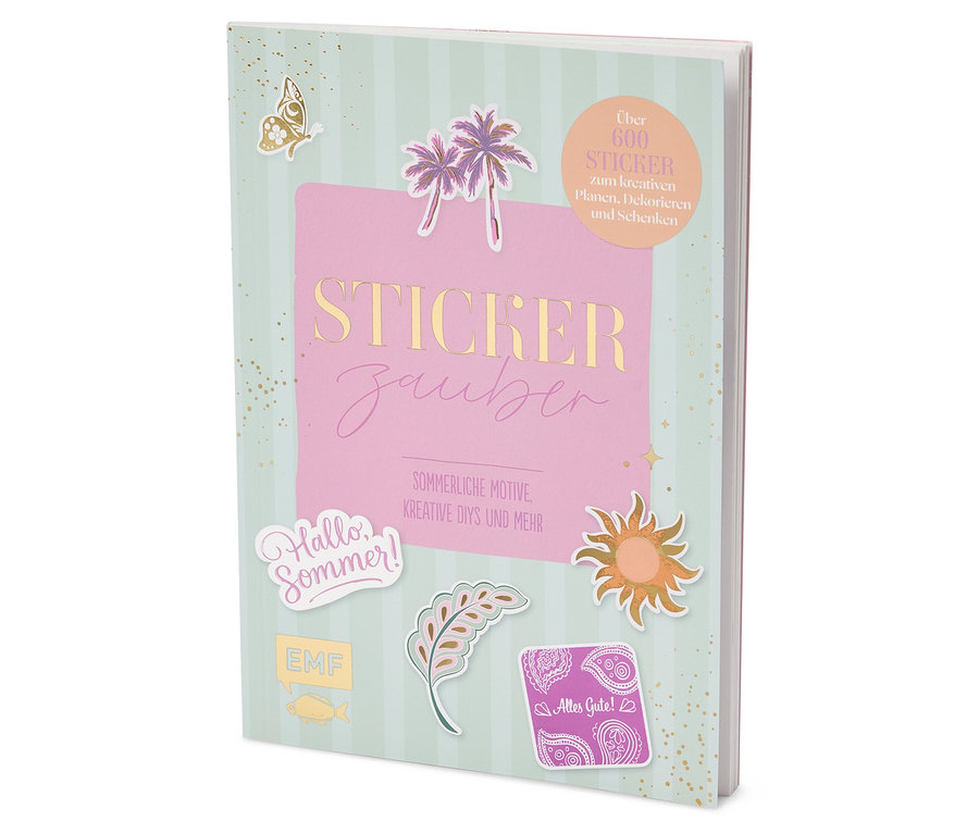 Livre d'autocollants ouvert sur le thème de l'été, avec des palmiers, un soleil et des inscriptions, intitulé "Sticker Zauber".
