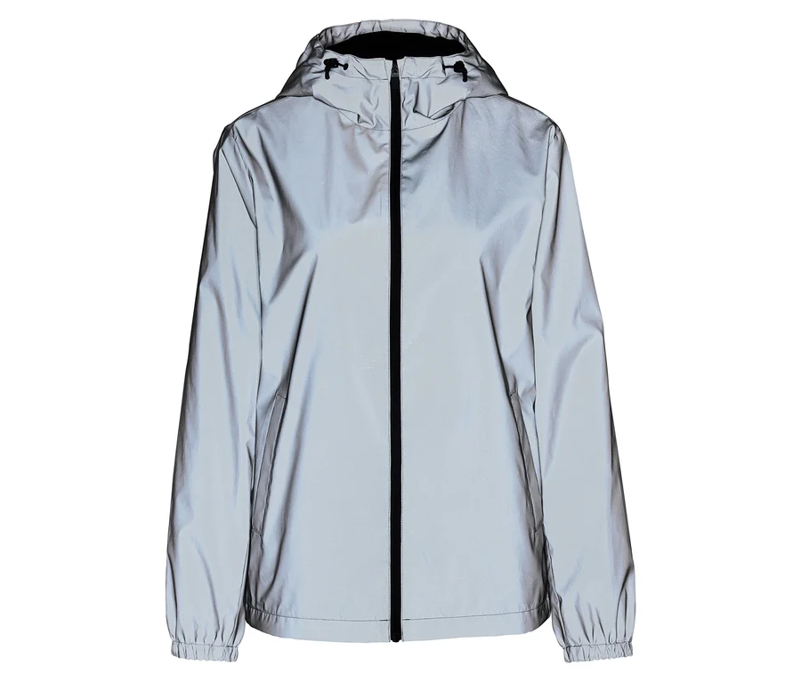 Veste de pluie argentée avec capuche et fermeture éclair intégrale.