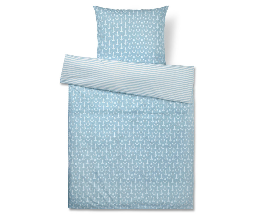 Vue de dessus d'une parure de lit bleu clair à motifs d'ancres et de rayures, comprenant une taie d'oreiller et une housse de couette.