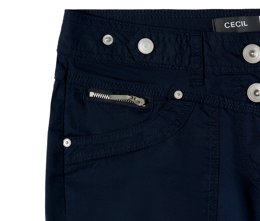 Vue détaillée du pantalon 3/4 Cecil «
New York
» bleu marine avec poche zippée et boutons argentés.
