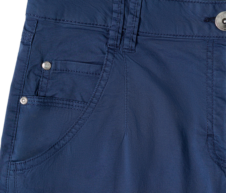 Gros plan sur le pantalon bleu Barrel CECIL « Scarlett » avec poches, rivets et passants de ceinture.