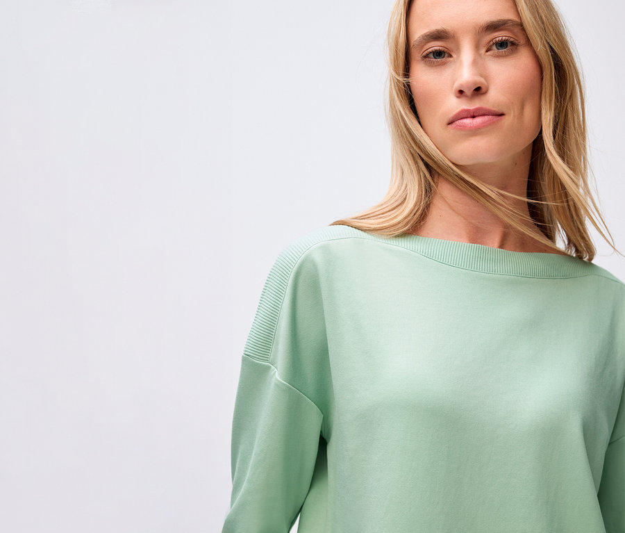 Femme portant un t-shirt vert sauge Street One avec détails côtelés.