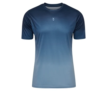 Gros plan sur un t-shirt fonctionnel HUMMEL pour homme, avec un dégradé de couleurs allant du bleu foncé au bleu clair.