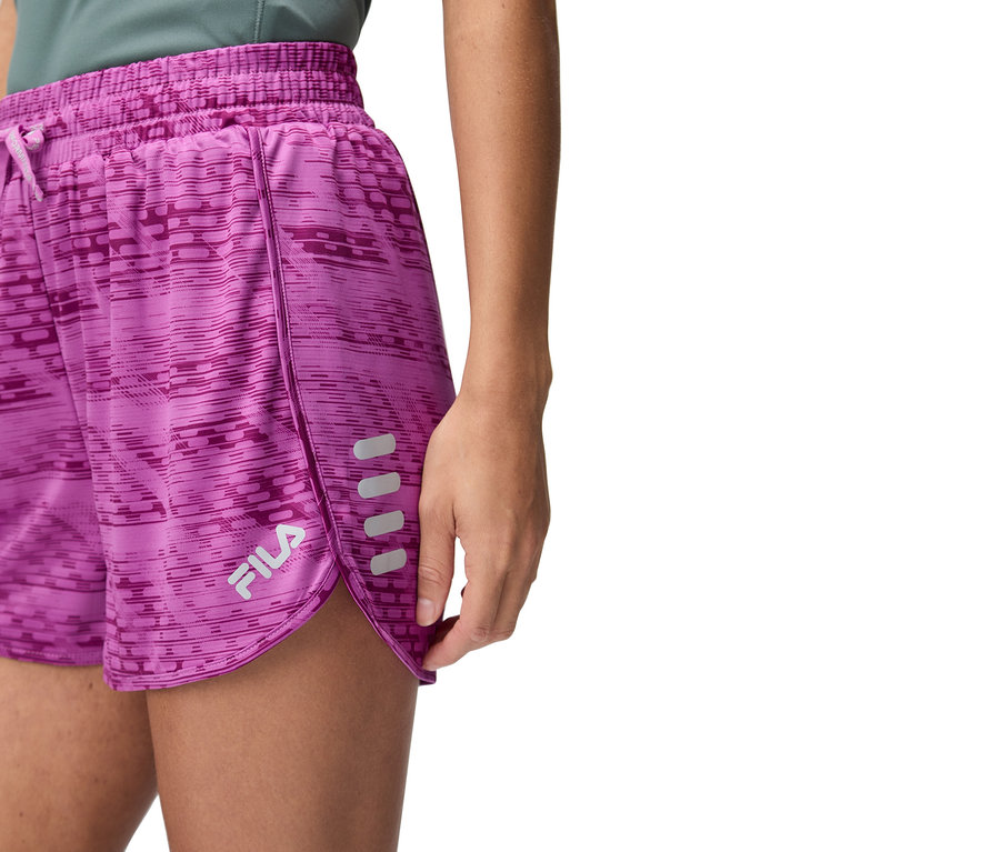 Gros plan d'une femme portant un short Fila violet.